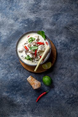 Tayland tavuğu, mantar, hindistan cevizi, süt çorbası, Tom Kha Gai ve Tayland baharatı..