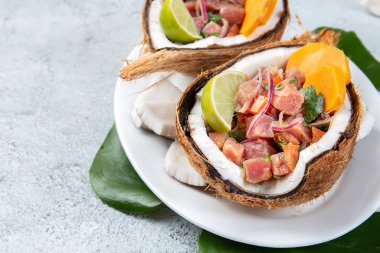 Paskalya Adası Tahiti, Hawaii Ton Balığı Ceviche Doğal Sıfır Atık Hindistan cevizi tabağında tatlı patatesli