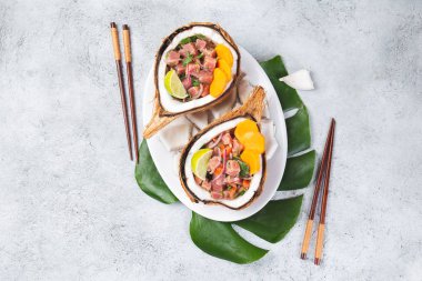 Paskalya Adası Tahiti, Hawaii Ton Balığı Ceviche Doğal Sıfır Atık Hindistan cevizi tabağında tatlı patatesli