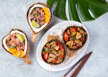 Tahiti Hawaii yemekleri Thuna ceviche salatası ve tatlı soslu ananas tavuğu.