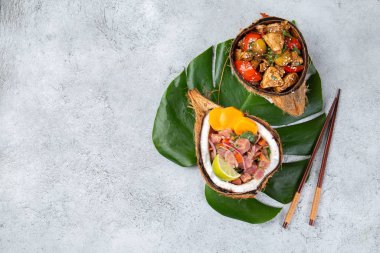 Tahiti Hawaii yemekleri Thuna ceviche salatası ve tatlı soslu ananas tavuğu.