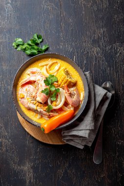 Peru deniz ürünleri çorbası Chupe de Camarones gri kasede, üst manzara