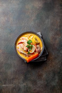 Peru deniz ürünleri çorbası Chupe de Camarones gri kasede, üst manzara