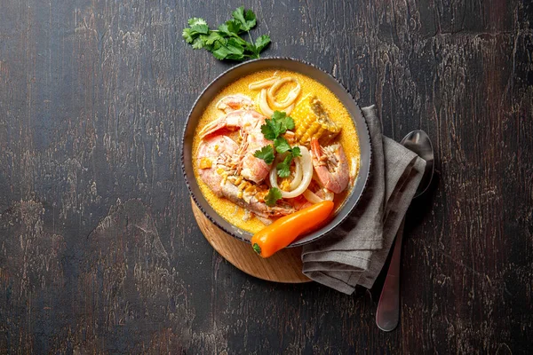 Soupe péruvienne aux fruits de mer Chupe de Camarones dans un bol gris, vue sur le dessus — Photo