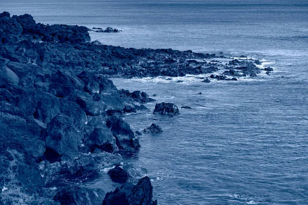 색깔은 전형적 인 파란색입니다. 이스터 섬의 배경 — 스톡 사진