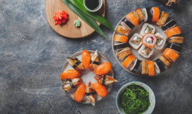 Suşi ve dürüm seti. Japon yemeği. Japon yemeği. en üstteki görünüm