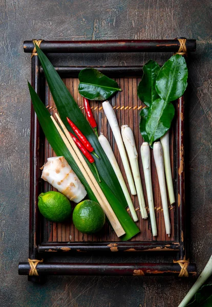 Ingredienti alimentari asiatici. Erbe thailandesi e spezie per la cucina thai su vassoio di thai autentico, vista dall'alto. — Foto Stock