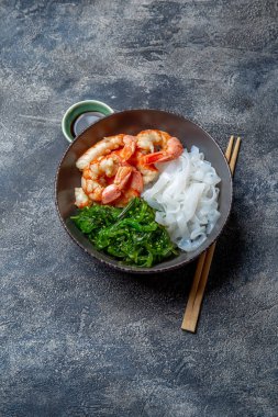 Shirataki eriştesi, karides ve deniz yosunu chuka kasesi. Sağlıklı düşük karbonhidrat, düşük kalori.