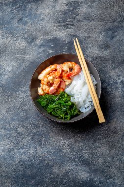 Shirataki eriştesi, karides ve deniz yosunu chuka kasesi. Sağlıklı düşük karbonhidrat, düşük kalori.