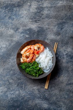 Shirataki eriştesi, karides ve deniz yosunu chuka kasesi. Sağlıklı düşük karbonhidrat, düşük kalori.