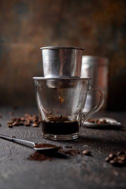 Koyu arkaplanda alüminyum kahve dosyasıyla Vietnam kahvesi hazırlama