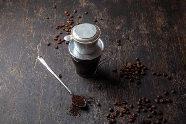 Koyu arkaplanda alüminyum kahve dosyasıyla Vietnam kahvesi hazırlama