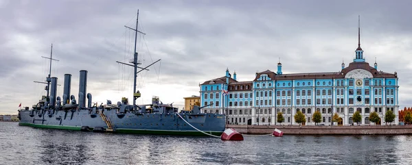 Sankt St. Petersburg panoramik manzarası. Nakhimov deniz okulu ve askeri kruvazör Aurora Neva nehrinde. — Stok fotoğraf