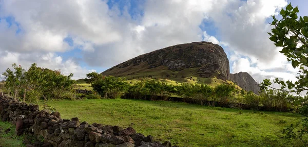 Isla de Pascua. Volcán Ranu Raraku cantera moai en Rapa Nui. Paisaje vista panorámica —  Fotos de Stock