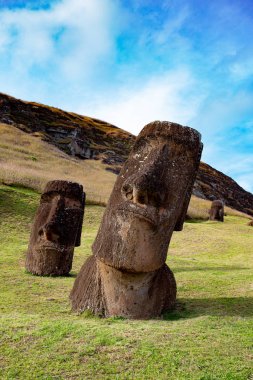 Ranu Raraku Volcan 'da Moai. Ester Adası Manzarası