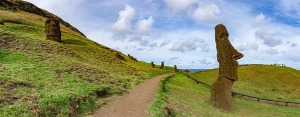 Moai on Ranu Raraku Volcan. Ester Island Landscape — 스톡 사진