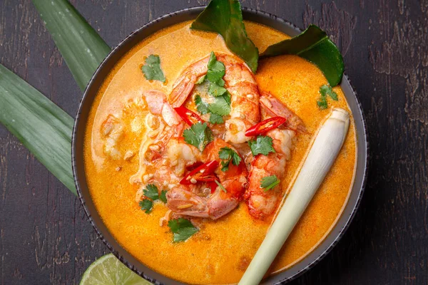 Garnélarák Tom Yam Kung szürke tál thai fűszerek autentikus tálca tetején nézet, fa háttér. — Stock Fotó