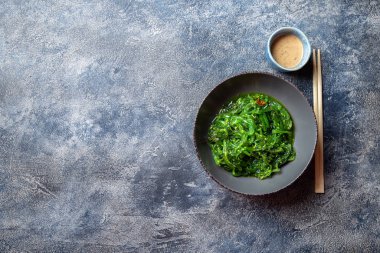 Chuka uyan, fındık soslu yosun Japon salatası.