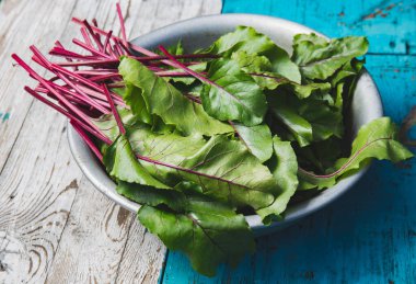 Kırsal beyaz arka planda taze altın. Üst görünüm.