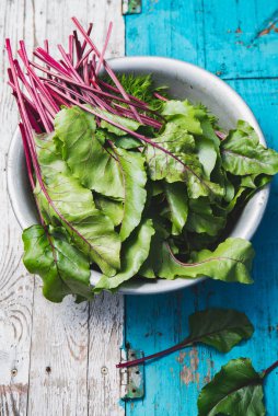 Kırsal beyaz arka planda taze altın. Üst görünüm