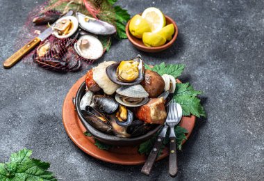 Şili 'nin güneyindeki ünlü geleneksel yemek ve Chiloe takımadası Curanto al Hoyo, Kuranto. Farklı deniz ürünleri, et ve patates. Milkao, yerin altındaki kömürde bir kuyuda pişiyor.