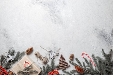 Sıfır Noel konsepti. Doğal Noel süslemesi ve el yapımı plastik olmayan hediyeler. Düz yatış, üst görünüm