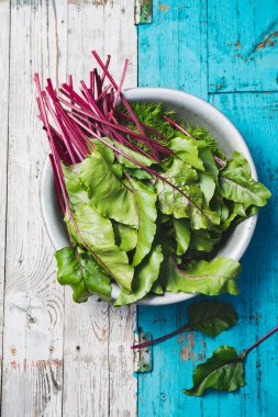 Kırsal beyaz arka planda taze altın. Üst görünüm