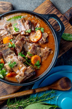 Bourguignon Dana kaburga komposto ile soğan, havuç kırmızı şarap. Üstten görünüm