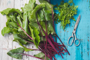 Kırsal beyaz arka planda taze altın. Üst görünüm