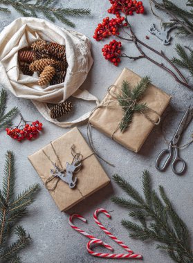 Sıfır Noel konsepti. Doğal Noel süslemesi ve el yapımı plastik olmayan hediyeler. Düz yatış, üst görünüm