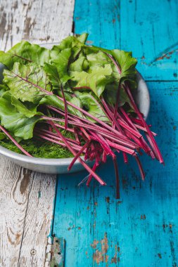 Kırsal beyaz arka planda taze altın. Üst görünüm.