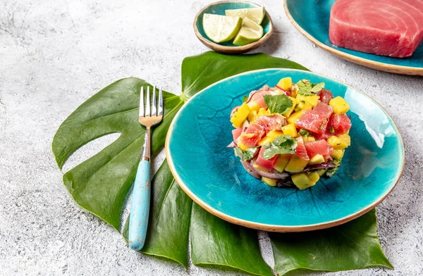 Tropisk Stil Gourmet Tonfisk Mango Sallad Tartar Med Koriander Och — Stockfoto