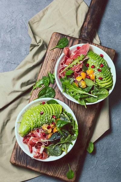 Baixo Teor Carboidratos Salada Fresca Com Espinafre Verde Rúcula Abacate — Fotografia de Stock