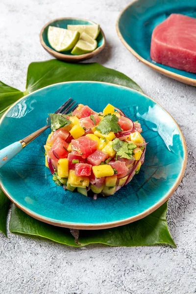 Tártaro Ensalada Mango Atún Gourmet Estilo Tropical Con Cilantro Cebolla — Foto de Stock