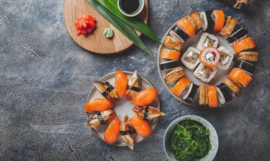 Suşi ve dürüm seti. Japon yemeği. Japon yemeği. en üstteki görünüm.