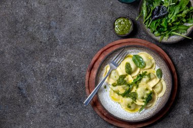 İtalyan ıspanak ricotta ravioli, üst görünüm, siyah arka plan, kopya alanı, Vejetaryen gıda, Vegan ravioli.