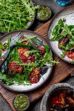 Salata arugula, ıspanak, kurutulmuş domates ve jambon serrano paleta iberica ile. Düşük karbonhidrat keto tarifi.