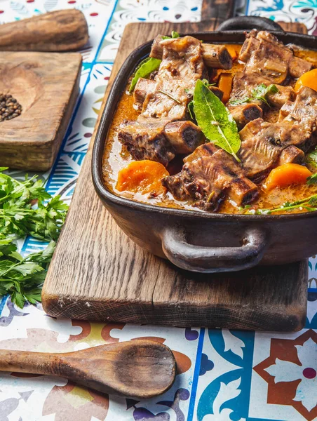 Costillas Ternera Bourguignon Guisadas Con Cebolla Zanahoria Vino Tinto — Foto de Stock