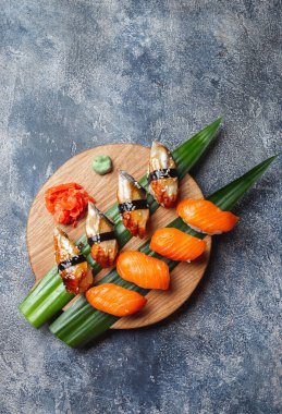 Ahşap tahtada Sashimi suşi seti. Taş zemin. Üst görünüm.