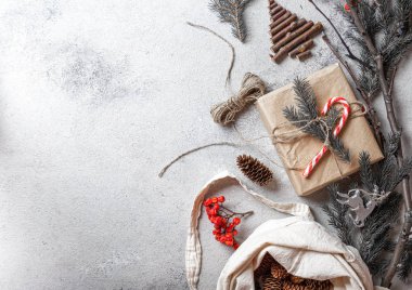 Sıfır Noel konsepti. Doğal Noel süslemesi ve el yapımı plastik olmayan hediyeler. Düz yatış, üst görünüm