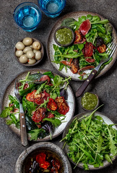 Salada Com Arugula Espinafre Tomate Seco Presunto Serrano Paleta Iberica — Fotografia de Stock