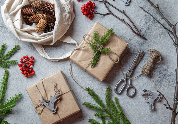 Zero conceito de Natal desperdício. Natural Chirsmas decoração e mão artesanal presentes sem plástico. Deitado plano, vista superior. — Fotografia de Stock