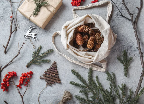 Zero conceito de Natal desperdício. Natural Chirsmas decoração e mão artesanal presentes sem plástico. Deitado plano, vista superior. — Fotografia de Stock