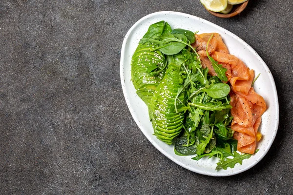 Low Carbs Salad Spinach Rucola Salad Avocado Salmon Black Concrete — Stock Photo, Image