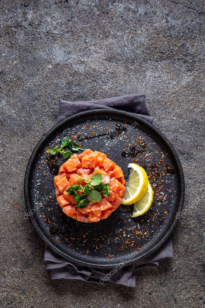 Salmón crudo, ensalada de cebolla morada de aguacate servida en anillo