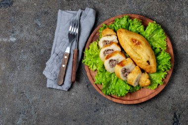Peru Şili geleneksel çanak Papa Rellena et doldurulmuş patates püresi üzerinde ahşap plaka.