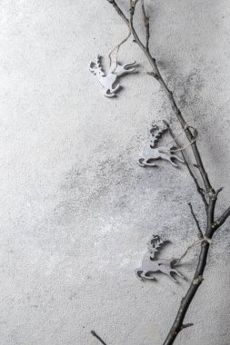 Doğal ahşap süslemeli Noel tatili geçmişi. Uzayı kopyala, üst görünüm. Sıfır israf Noel kavramı.