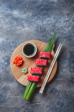 Suşi tahtada yuvarlanıyor. Taş zemin. Üst görünüm.