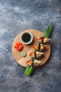 Ahşap tahtada Sashimi suşi seti. Taş zemin. Üst görünüm.