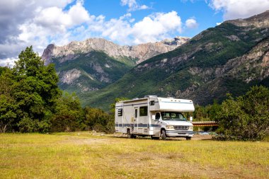 Motorum Şili Arjantinli dağ Andes içinde. Aile gezisi seyahat etmek tatil kamyonet ve karavan Rv Andes üzerinde